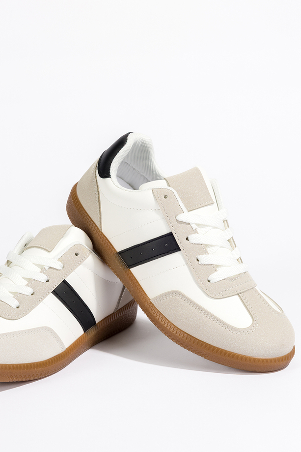 Białe sneakersy damskie buty sportowe na elastycznej płaskiej podeszwie sznurowane czarne wstawki Casu H2460-2
