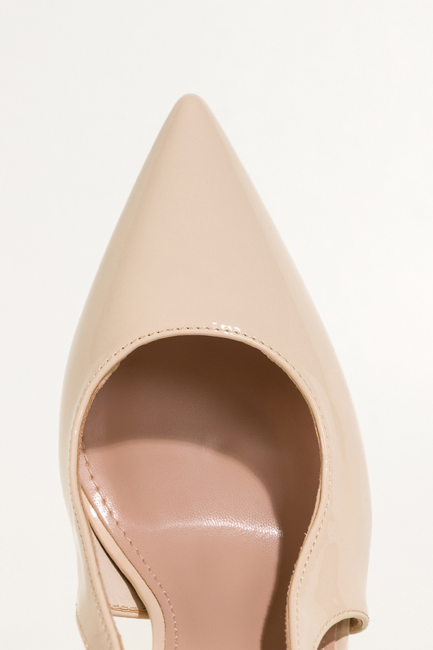 Jasnobeżowe czółenka damskie lakierowane szpilki wycięcia na cholewce pasek wokół kostki Carla 641-8