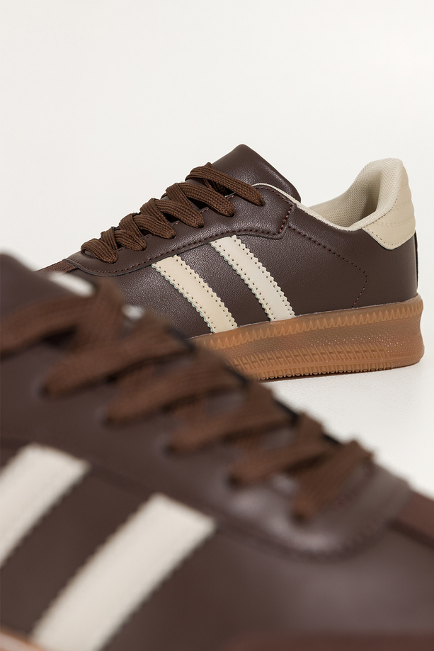 Czekoladowe sneakersy damskie buty sportowe na platformie beżowe wstawki sznurowane Casu 75985