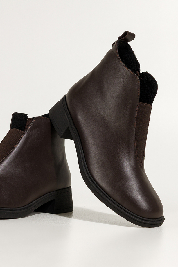 Czekoladowe botki skórzane damskie na niskim obcasie wycięta cholewka z elastyczną gumą PRODUKT POLSKI Casu 380
