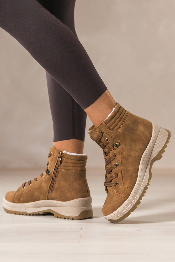 Camelowe botki damskie na bieżnikowanej elastycznej platformie sznurowane Casu 1911-6