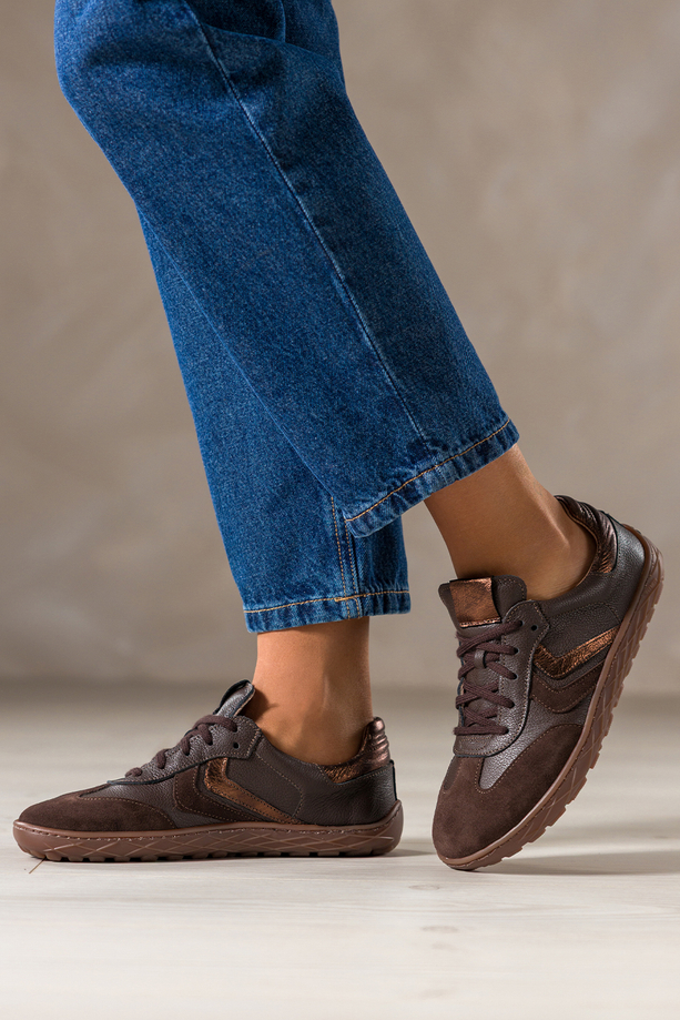 Czekoladowe sneakersy barefoot skórzane damskie szerokie na elastycznej żłobionej podeszwie miedziane wstawki sznurowane PRODUKT POLSKI Casu 89797