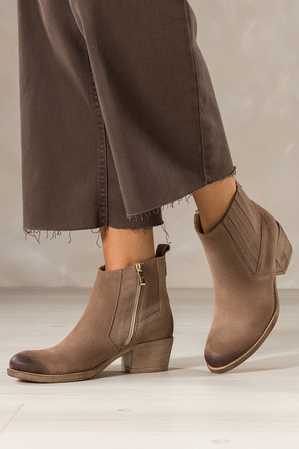 Ciemnobeżowe botki skórzane damskie kowbojki na szerokim ściętym klocku guma w cholewce PRODUKT POLSKI Casu 39455