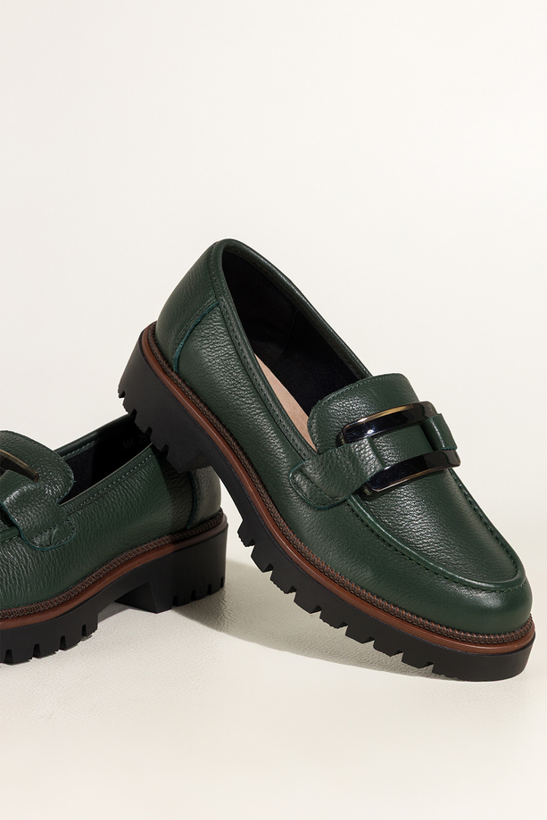 Zielone mokasyny skórzane damskie Sergio Leone na bieżnikowanej podeszwie czarna ozdoba na cholewce NP74833-H