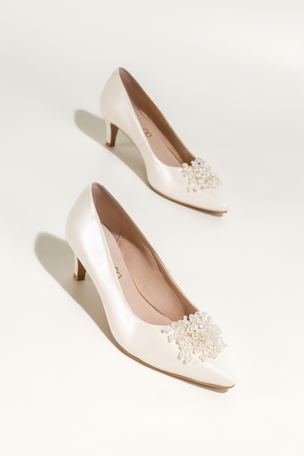 Czółenka ecru skórzane damskie z perłową powłoką ozdoba z perełek i kryształków PRODUKT POLSKI Casu 6923-868