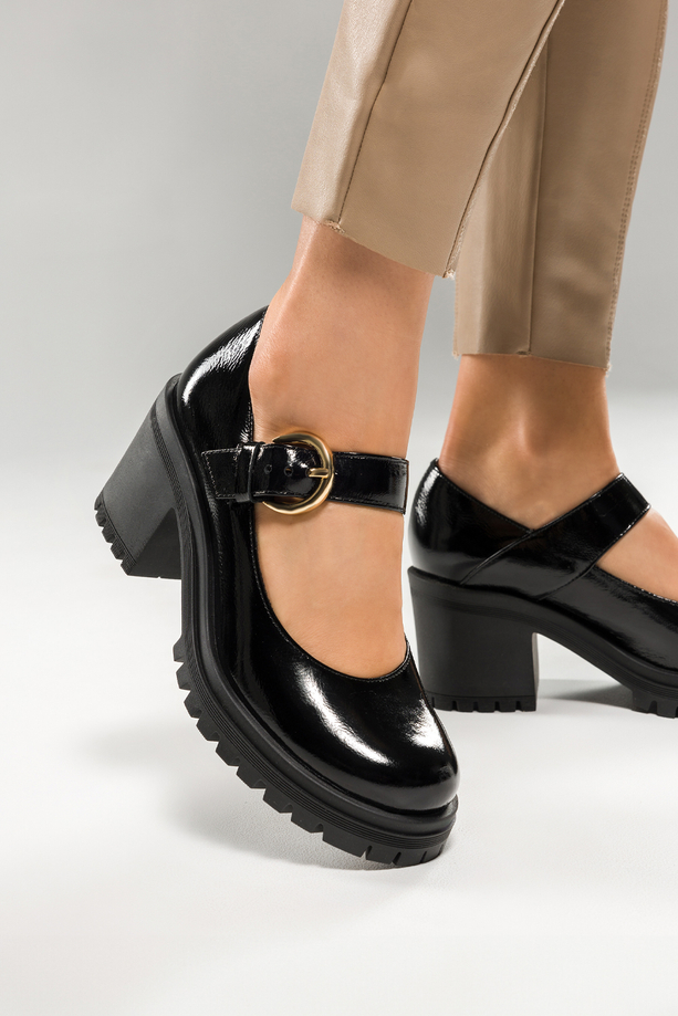 Czarne półbuty skórzane damskie lakierowane Mary Jane na szerokim klocku bieżnikowana platforma pasek ze złotą klamrą PRODUKT POLSKI Casu 79833
