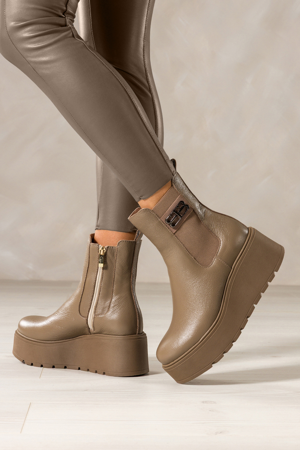 Ciemnobeżowe botki skórzane damskie na bieżnikowanej platformie guma w cholewce stalowa ozdoba PRODUKT POLSKI Casu 39501
