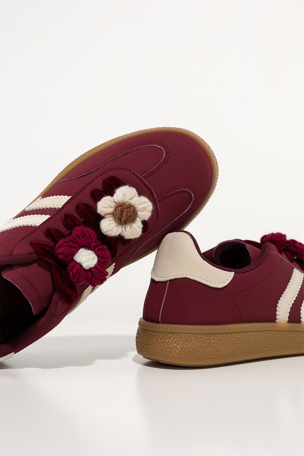 Bordowe sneakersy damskie buty sportowe na platformie welurowe sznurówki z odpinanymi kwiatami beżowe wstawki Carla X6087