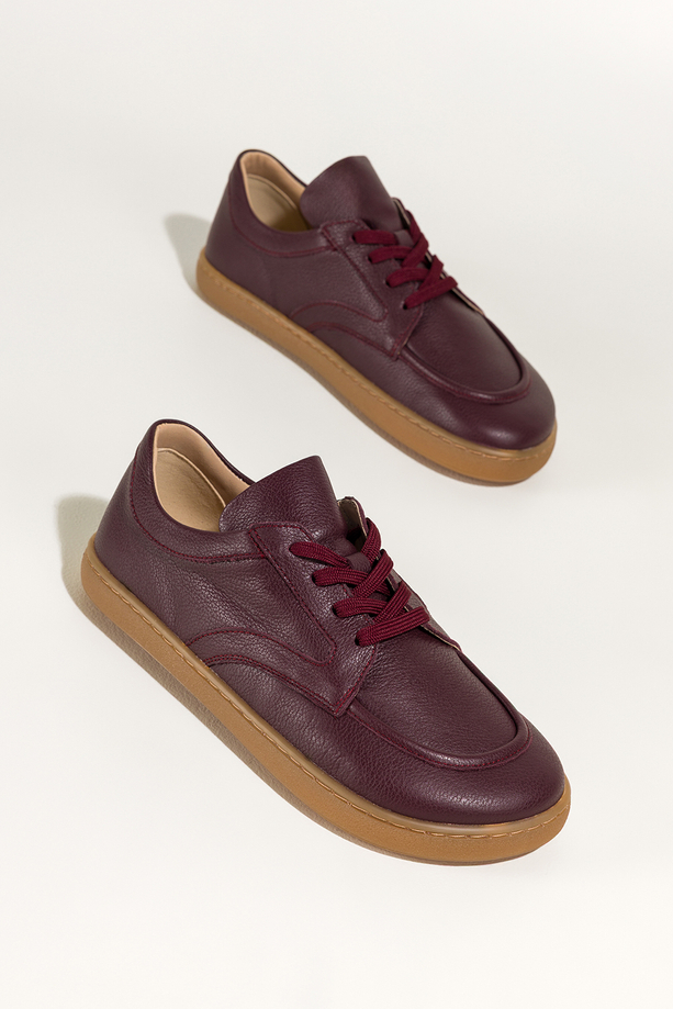 Bordowe półbuty barefoot skórzane damskie szerokie na elastycznej płaskiej podeszwie cholewka z przeszyciami bordowe sznurówki PRODUKT POLSKI Casu M8669