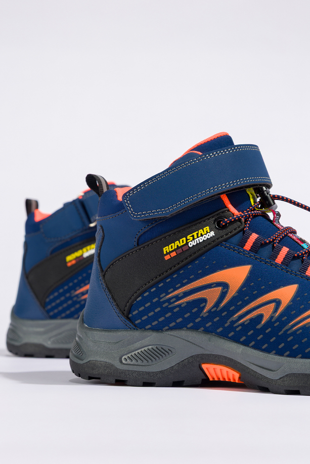 Granatowe buty trekkingowe damskie na bieżnikowanej podeszwie z regulowaną elastyczną sznurówką pomarańczowe wstawki softshell Casu 2310-10W