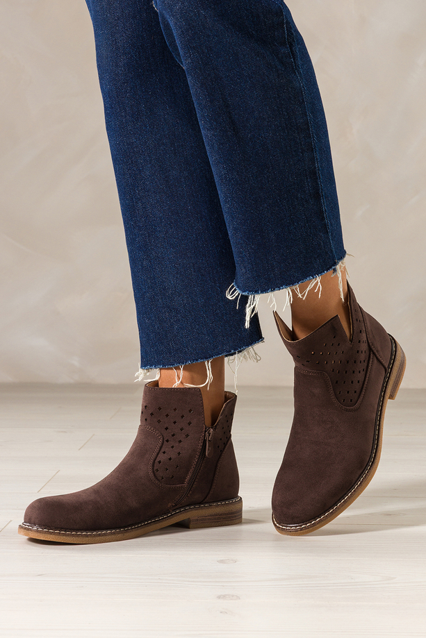 Czekoladowe botki damskie ażurowe na płaskiej podeszwie z przeszyciami wycięta cholewka Carla Z7094-8