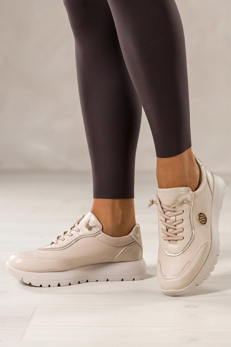 Beżowe sneakersy damskie buty sportowe na kremowej platformie elastyczne sznurówki złota ozdoba skórzana wkładka Carla QN0780-2