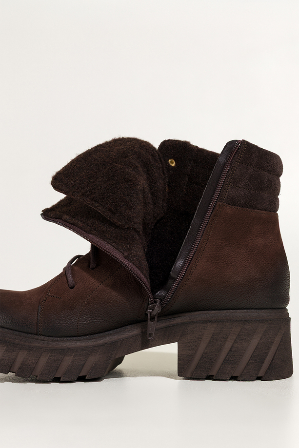 Czekoladowe botki skórzane damskie nubukowe na bieżnikowanej czekoladowej podeszwie sznurowane PRODUKT POLSKI Casu 8097