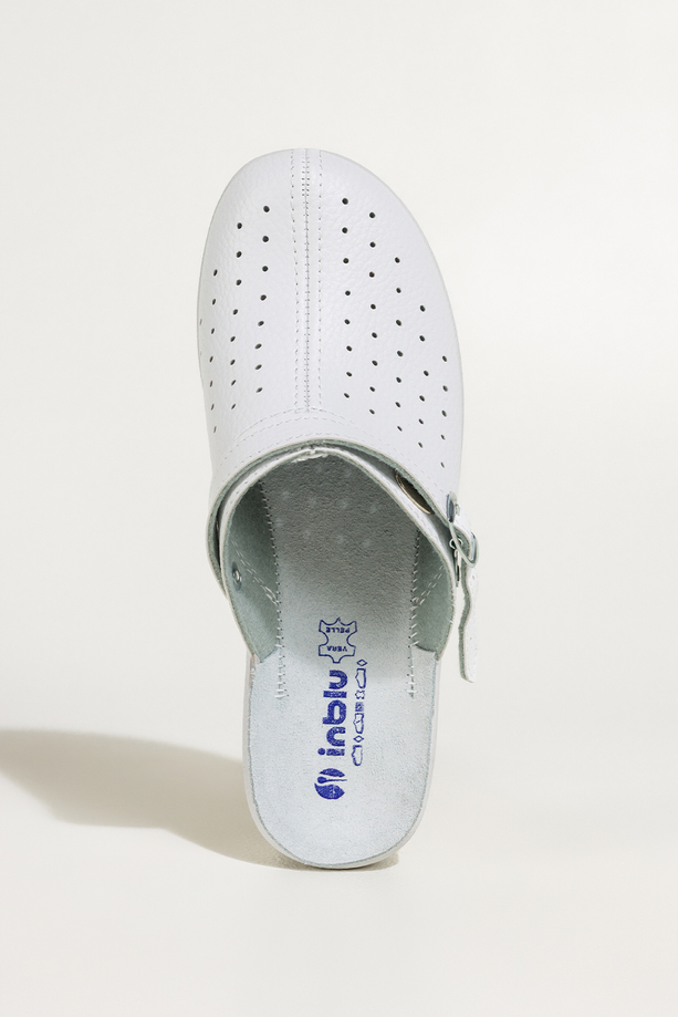 Białe klapki damskie Inblu sanitarne medyczne skórzana wkładka wąski pasek ze srebrną klamrą ZV999995