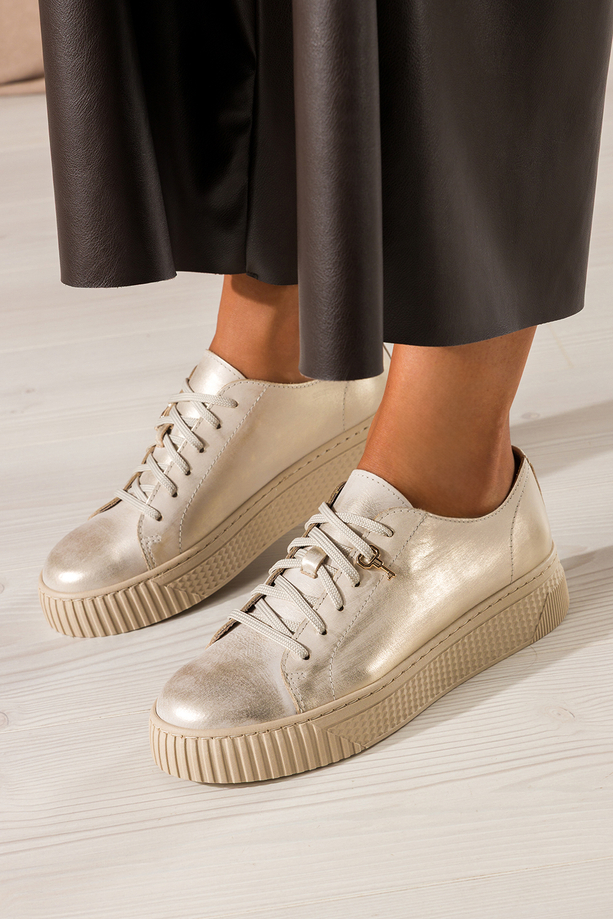 Złote sneakersy skórzane damskie buty sportowe przecierane na platformie z kłódką sznurowane PRODUKT POLSKI Casu 1145