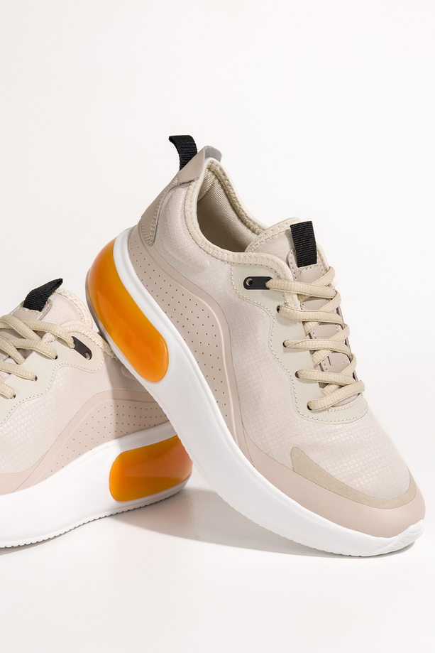 Beżowe sneakersy damskie buty sportowe na trening na białej platformie z pomarańczową wstawką sznurowane Casu D9000