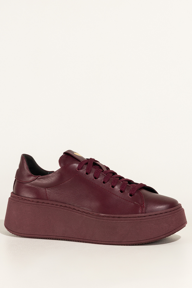 Bordowe sneakersy skórzane damskie buty sportowe na platformie złote serce na języku sznurowane PRODUKT POLSKI Casu 8201
