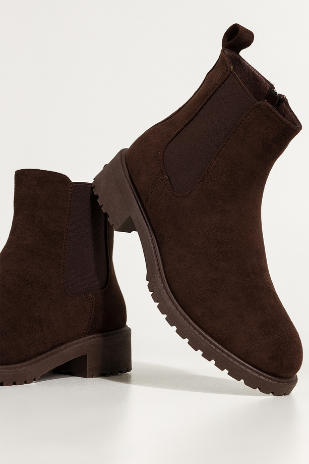 Czekoladowe botki damskie na bieżnikowanej podeszwie guma w cholewce Casu YZ844-7
