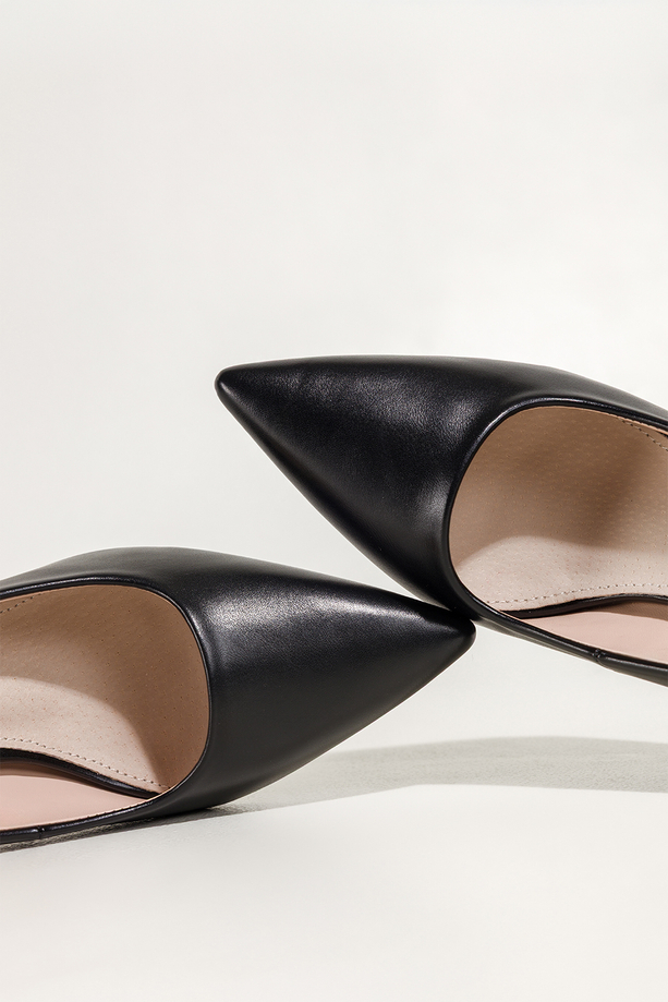 Czarne czółenka damskie na szerokim ozdobnym klocku ze złotymi akcentami Carla N476K