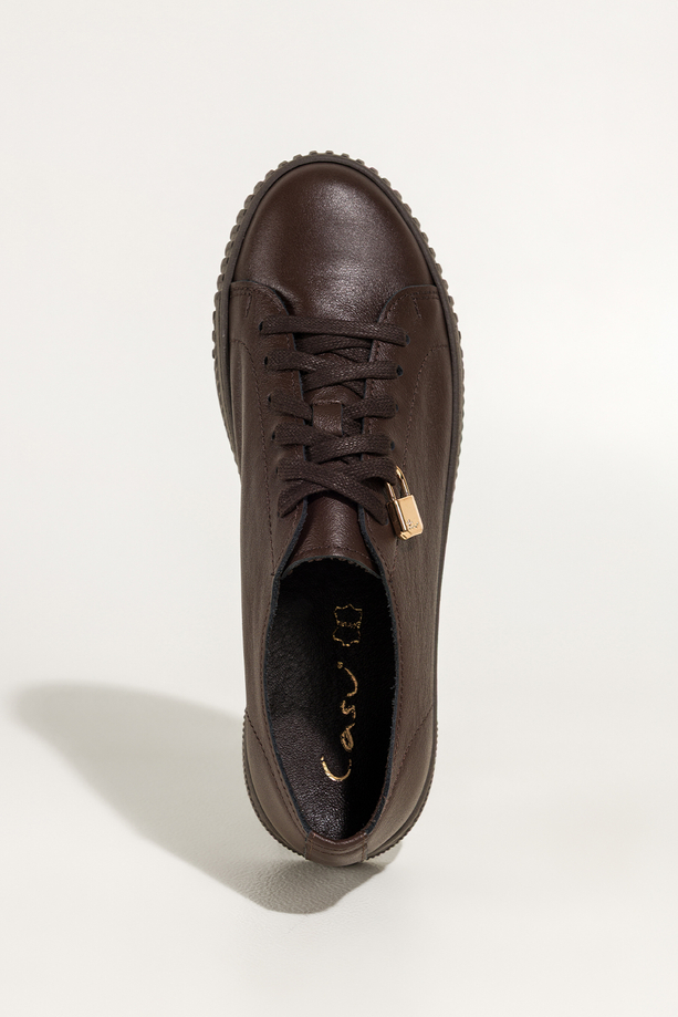 Czekoladowe sneakersy skórzane damskie buty sportowe na platformie ze złotą kłódką sznurowane PRODUKT POLSKI Casu 8854