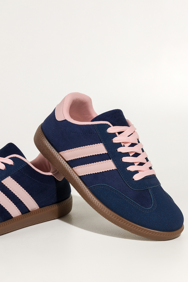 Granatowe sneakersy damskie buty sportowe na elastycznej podeszwie różowe wstawki sznurowane Casu 22336-85