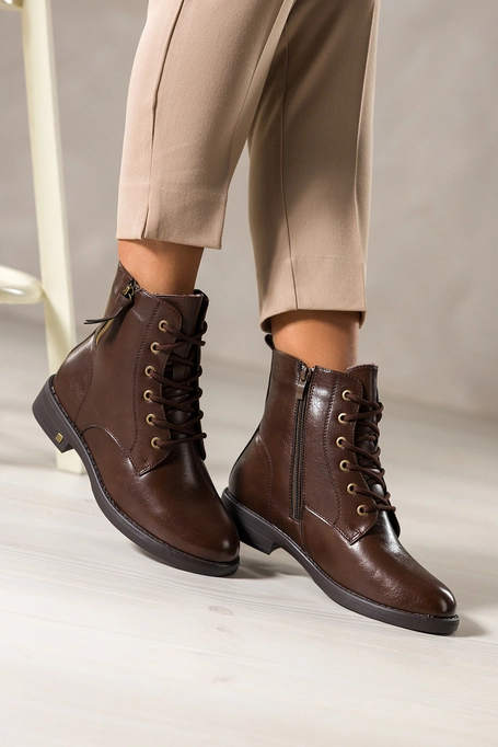 Czekoladowe botki damskie płaskie na cholewce ozdobny zamek sznurowane Casu 7080-7