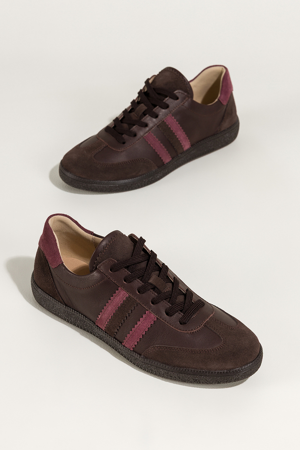 Czekoladowe sneakersy skórzane damskie buty sportowe na elastycznej podeszwie bordowe wstawki sznurowane PRODUKT POLSKI Casu M8765H7