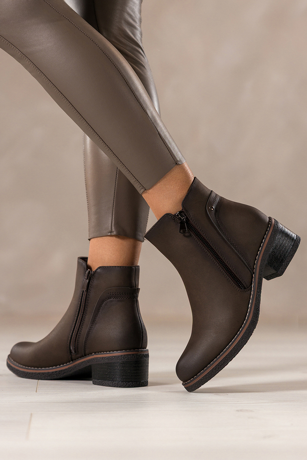 Czekoladowe botki damskie na klocku ozdobny zamek na cholewce Casu D721-7