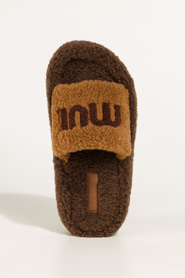 Camelowe kapcie damskie obuwie domowe z materiału typu baranek na brązowej platformie Carla UO967