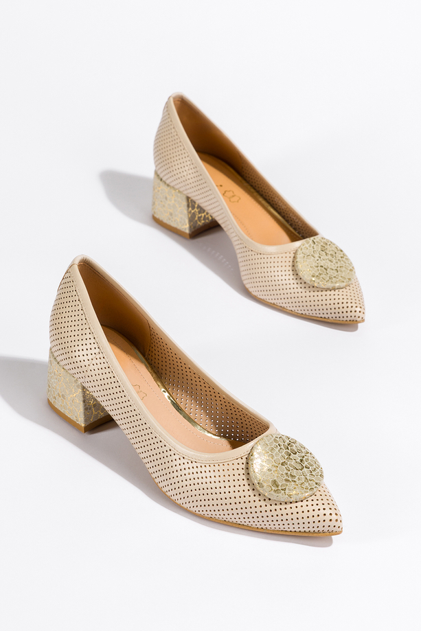 Beżowe czółenka skórzane damskie ażurowe na klocu z ozdobą  PRODUKT POLSKI Casu 02207-535-2731