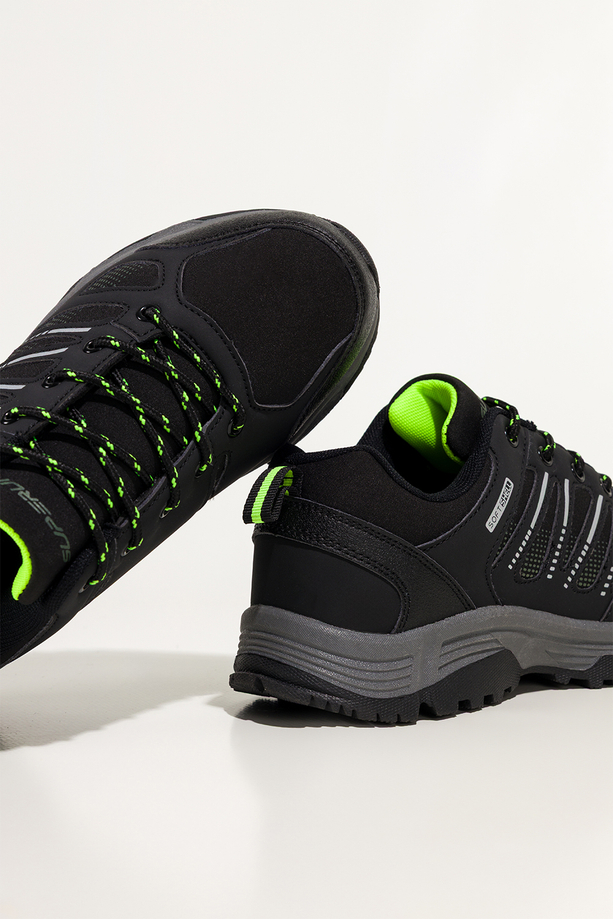 Czarne buty trekkingowe damskie buty sportowe softshell na bieżnikowanej podeszwie sznurowane białe i seledynowe wstawki Carla 1540