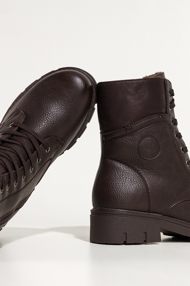 Czekoladowe botki damskie na bieżnikowanej platformie sznurowane ozdobne przeszycia na cholewce Casu 4463-7