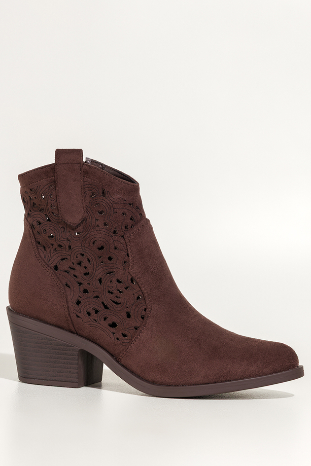 Czekoladowe botki damskie kowbojki ścięty obcas klocek ażurowa cholewka Carla S7477-3