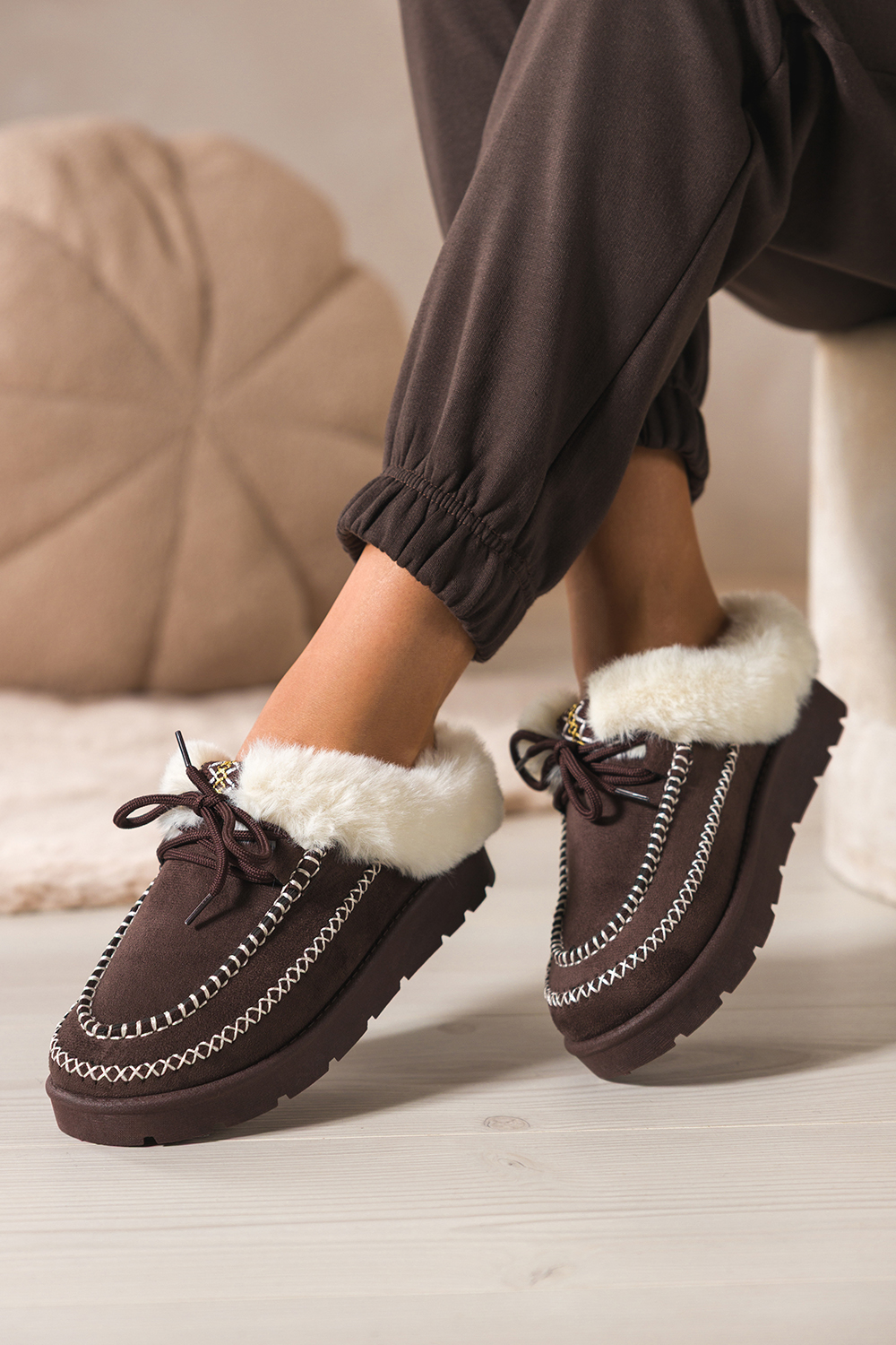 Czekoladowe kapcie damskie z futerkiem na bienikowanej platformie ozdobne przeszycia sznurwka Cas