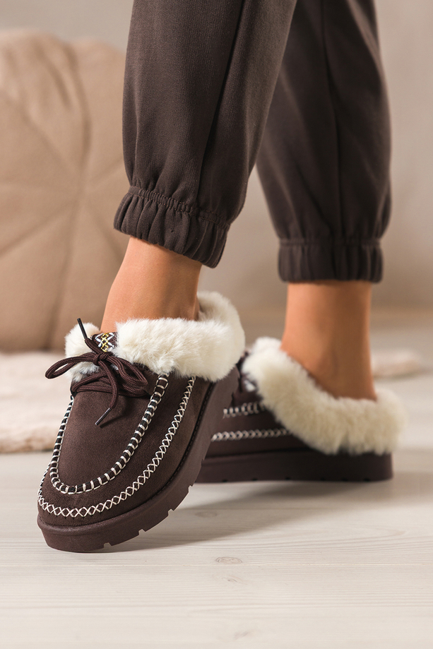 Czekoladowe kapcie damskie z futerkiem na bieżnikowanej platformie ozdobne przeszycia sznurówka Casu 0944