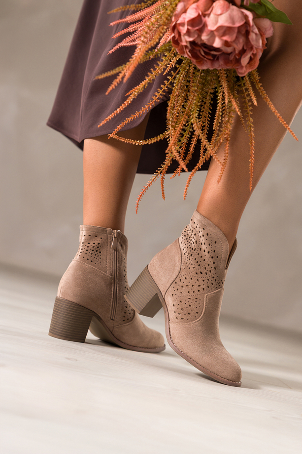 Ciemnobeżowe botki damskie ażurowe na słupku wycięta cholewka Carla S749-7