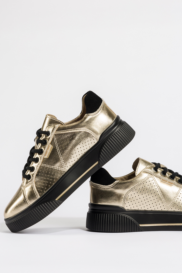 Złote sneakersy skórzane damskie Sergio Leone z perforacją na czarnej platformie sznurowane SP-103-CA