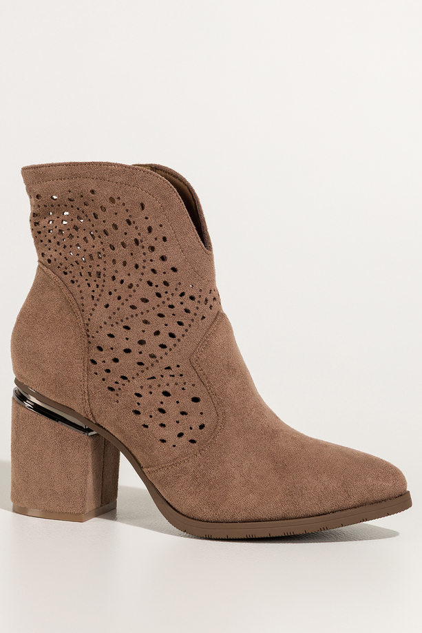 Ciemnobeżowe botki damskie ażurowe na ozdobnym słupku Carla S7678-6