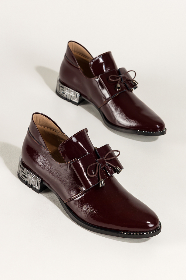 Bordowe półbuty skórzane damskie lakierowane dekoracyjny obcas wycięta cholewka kokarda  PRODUKT POLSKI Casu 8600