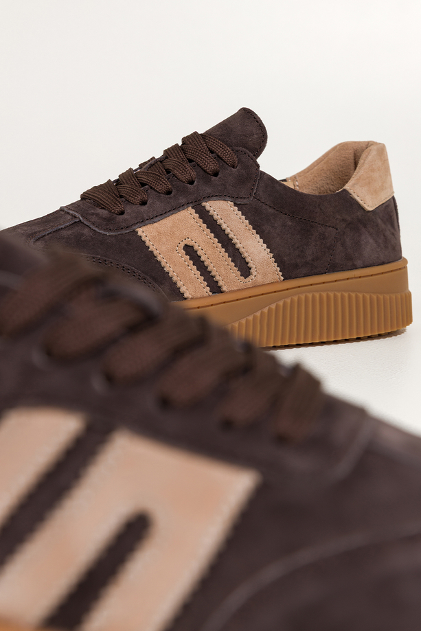 Czekoladowe sneakersy skórzane damskie buty sportowe na żłobionej beżowej platformie beżowe wstawki sznurowane Carla TW-OC8925