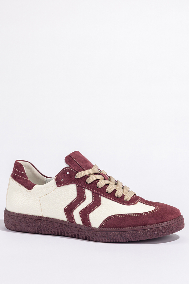 Beżowe sneakersy skórzane damskie buty sportowe na elastycznej płaskiej podeszwie z bordowymi wstawkami sznurowane PRODUKT POLSKI Casu N1236