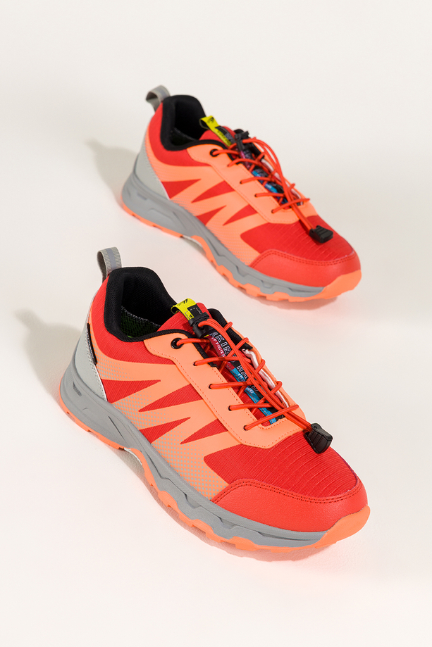 Czerwone buty sportowe trekkingowe damskie wodoodporne na żłobionej podeszwie z regulowaną elastyczną sznurówką pomarańczowe wstawki Casu 7590-6D