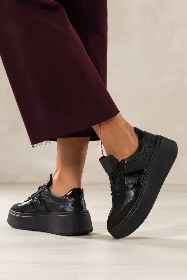 Czarne sneakersy skórzane damskie buty sportowe na platformie lakierowane wstawki sznurowane PRODUKT POLSKI Casu 5967