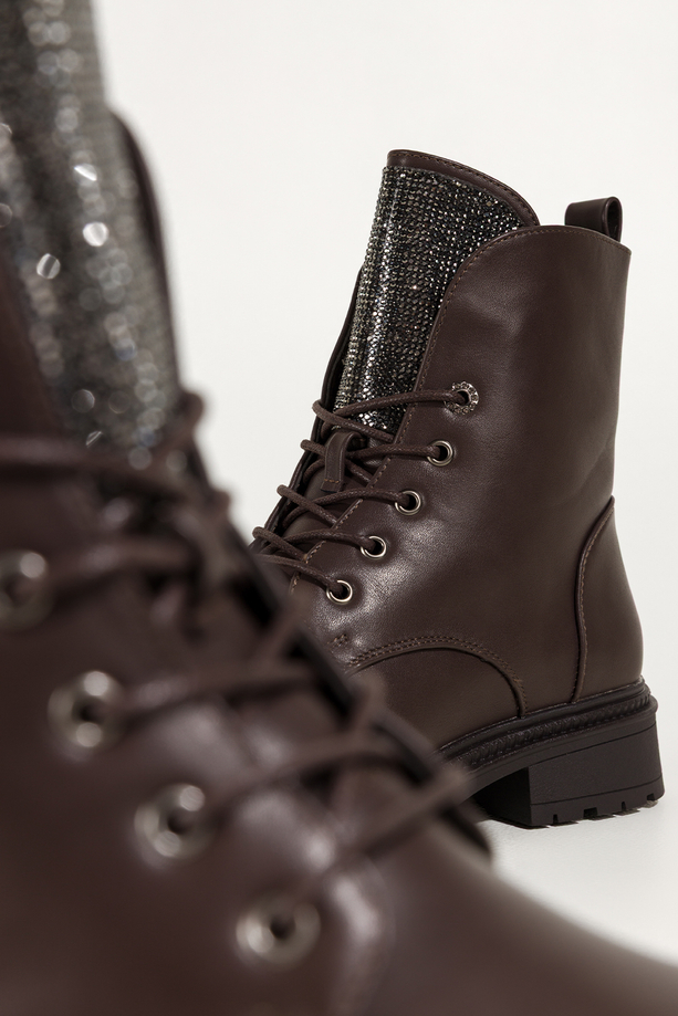 Czekoladowe botki damskie na żłobionej platformie język z cyrkoniami sznurowane Casu EH763-92