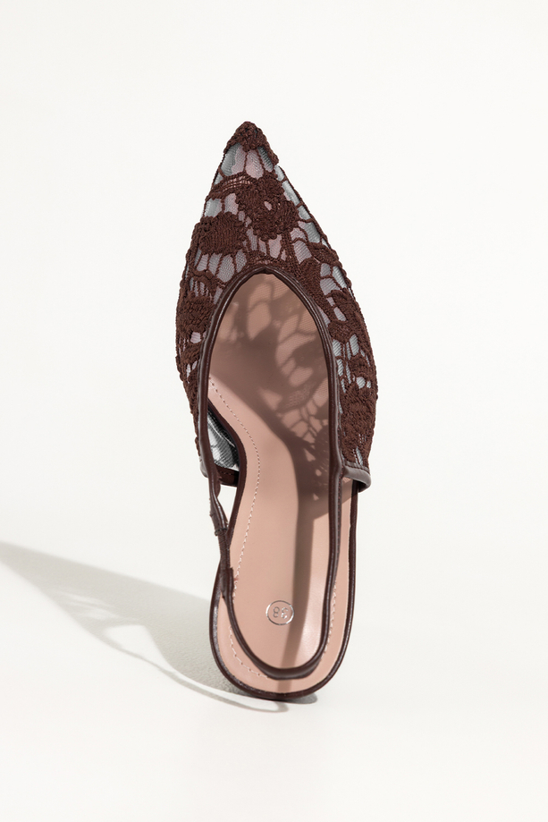 Czekoladowe czółenka damskie szpilki koronkowe odkryta pięta guma w pasku Carla S1-8844V