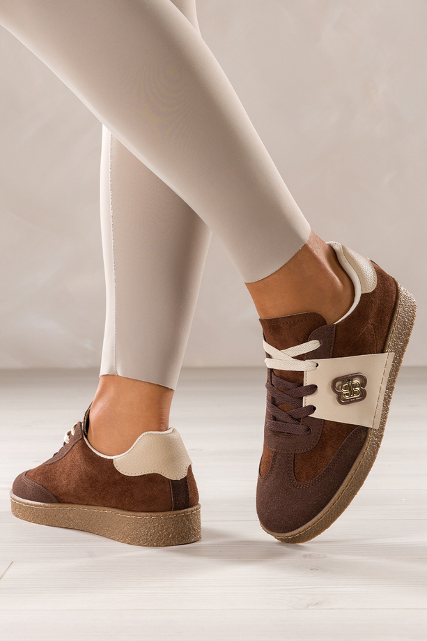 Brązowe sneakersy damskie buty sportowe na beżowej platformie podwójne sznurówki kremowe wstawki złota ozdoba Casu 0983