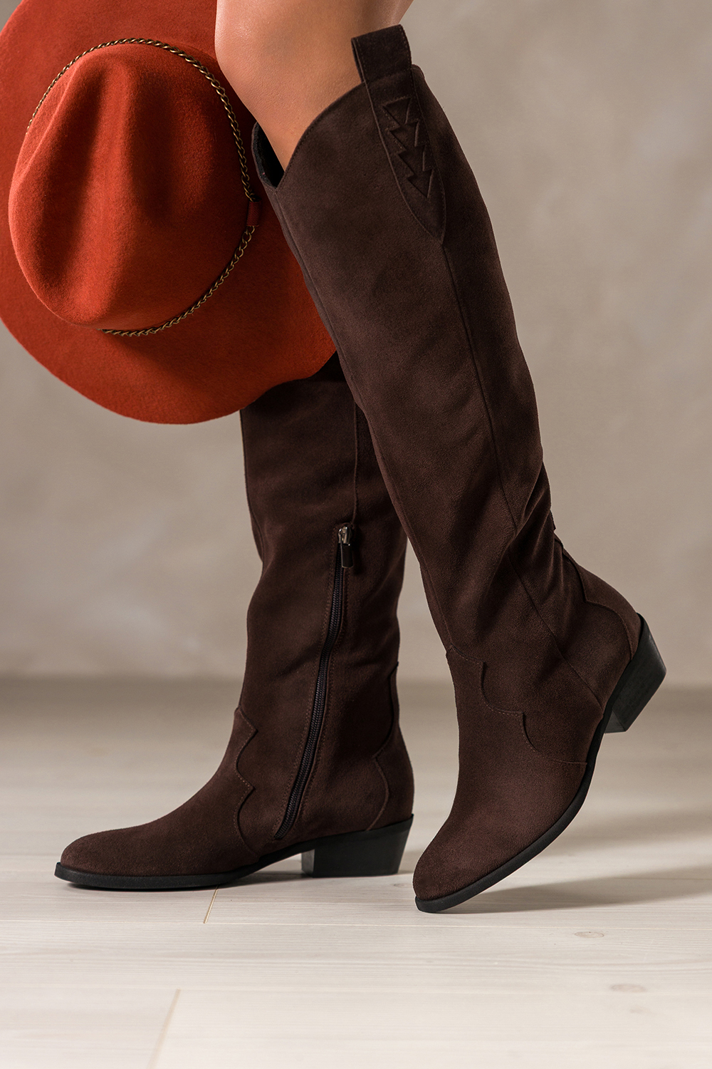 Czekoladowe kozaki skórzane damskie kowbojki zamszowe na ściętym klocku wycięta cholewka z ozdobnym