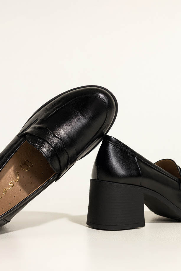 Czarne mokasyny skórzane damskie na szerokim klocku ozdobny pasek PRODUKT POLSKI Casu 2762