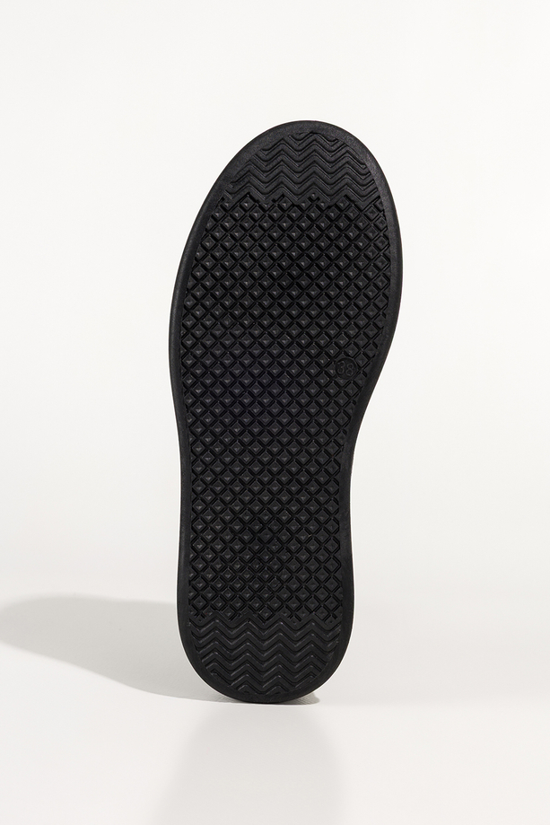 Czarne sneakersy damskie buty sportowe na platformie przy sznurówce złoty kwiat z kryształkiem Casu O-376