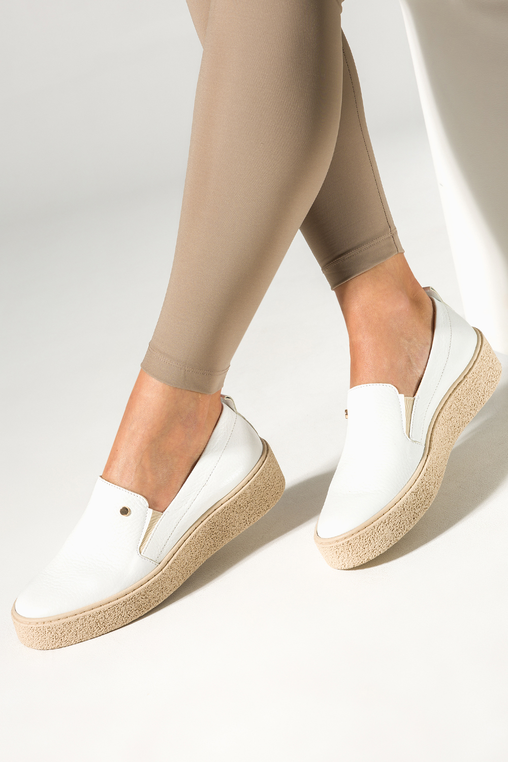 Biae pbuty skrzane damskie slip on na platformie PRODUKT POLSKI Casu 2814-129